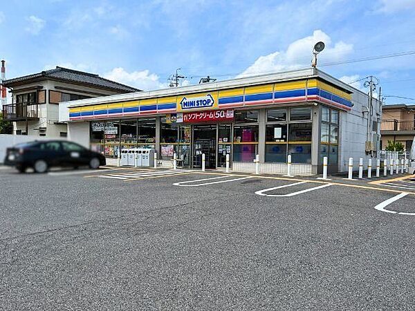 ミニストップ 四日市中里店創業当初からファストフードを取り扱っている唯一のコンビニ。なかでもソフトクリームやパフェなどは人気。（電子マネー利用可　ＡＴＭあり）WAONポイントサービスあり。 250m