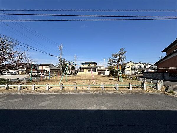 小浜公園カラフルな鉄棒、ぶらんこ、すべり台の設置があります。親御さんも目が届く広さの公園です。 420m