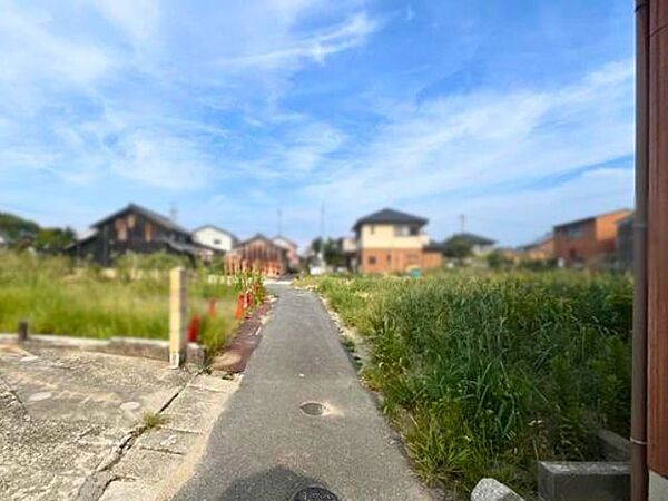 幅員約2.6mの前面道路です。セットバックが必要な道路となります。大型車が入ってこれないので、騒音などの心配はありません。