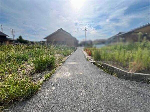 幅員約2.6mの前面道路です。セットバックが必要となりますが、道路幅が広がるので車の出し入れもしやすくなりますね。