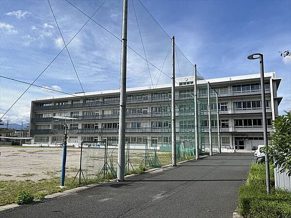 四日市市立笹川中学校【＜教育目標＞豊かな心を持ち、主体的にたくましく生きていく人間を育てる＜めざす生徒の姿＞ 「自立」と「共生」をめざす笹中生徒＜子どもたちにつけたい力＞知・徳・体+未来力 610m