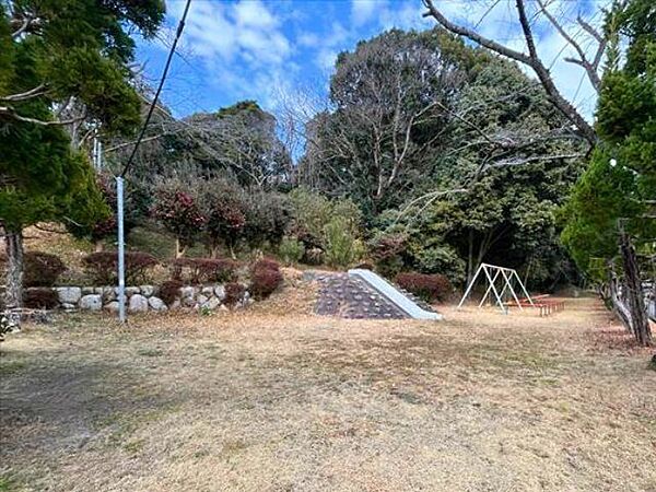 八幡公園たくさんの木々がある自然そのままの公園です。階段を登った先には遊歩道があり、ハイキング気分を楽しめます。撮影：八幡公園階段下すべり台、ぶらんこ 790m