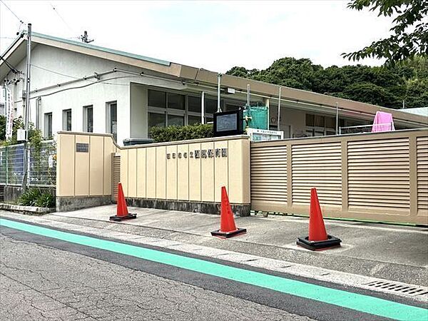 四郷保育園開園時間：平日・土曜とも7:30～18:00休園日：日・祝祭日・12月29日～1月3日 730m