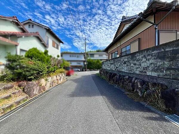 北東側幅員の前面道路、約4.8mです。車がすれ違える道幅です。車1台とベビーカーですれ違っても余裕のある道幅は安心ですね。