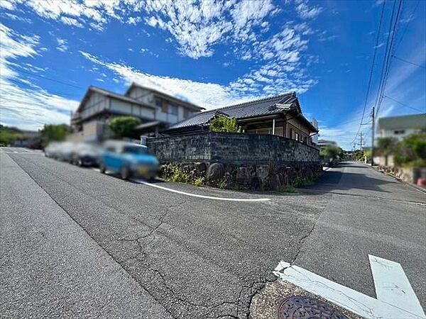 日当たりと風の通りの良い、開放感のある角地♪南東側幅員約7.7ｍ、北東側幅員約4.8mの前面道路です。特に南東側は広々としていて、街並みが開放的で圧迫感がありません。
