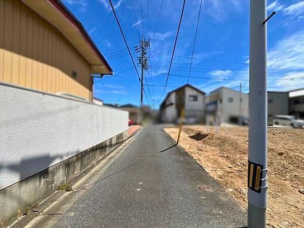 北東の前面道路、幅員約3.5mです。セットバックが必要な道路となります。大型車が入ってこれないので、騒音などの心配はありません。