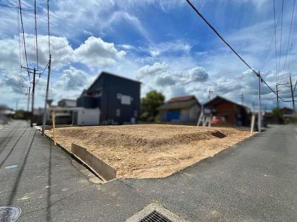 光と風が通りやすい角地。南東幅員約4.0ｍ、北東幅員約3.5ｍです。車がすれ違うには厳しい道幅ですが、車はスピードを抑えて走行するので、お子様にも安全な道幅となっています。