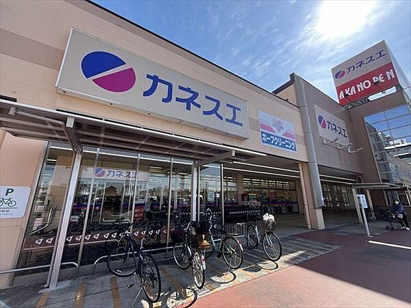 カネスエ四日市フレスポ店自社で製造加工センターを運営し、鮮魚・生肉加工、総菜、ベーカリーなどを製造して各店舗へ商品供給を行っています。営業時間：8：00-21：00コンセプト：「おいしいも 580m