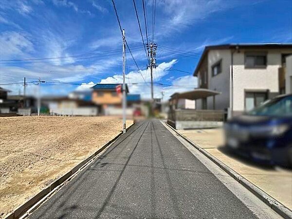 幅員約4mの前面道路です。車がすれ違うには厳しい道幅ですが、車はスピードを抑えて走行するので、お子様にも安全な道幅となっています。