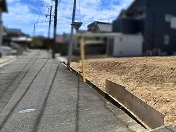 幅員約4mの前面道路です。普通車が1台通れる幅となります。大型車の通行が少ないので、振動や騒音が抑えられます。