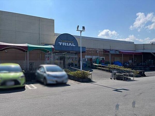 スーパーセンタートライアル四日市富田店生鮮食品から日用品、家電、衣類などあらゆる商品を取り扱っています。営業時間：24時間 サービスカウンター：9～21時カー用品・家電：24時間ド 600m