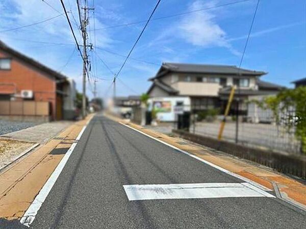 前面道路は旧東海道です。幅員約5.5mの前面道路です。