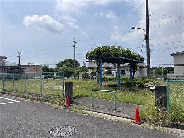 赤堀児童公園遊具：ブランコ、滑り台、うんてい、回転式ジャングルジム設備：ベンチ、藤棚 550m