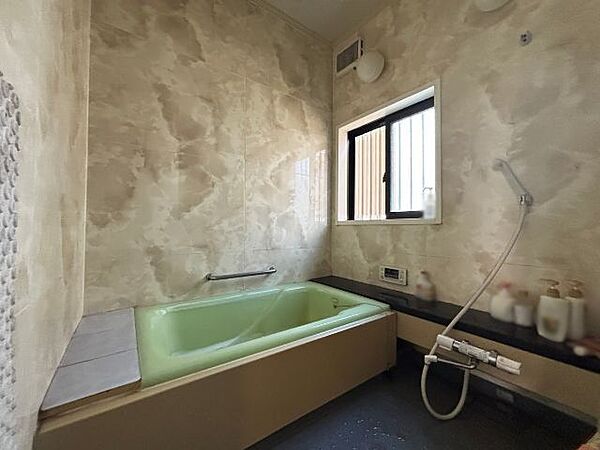 窓付きの浴室は自然換気がしやすく、湿気がこもりにくいのがポイント。手すりも備えており、毎日の入浴をサポートする使いやすい空間です。