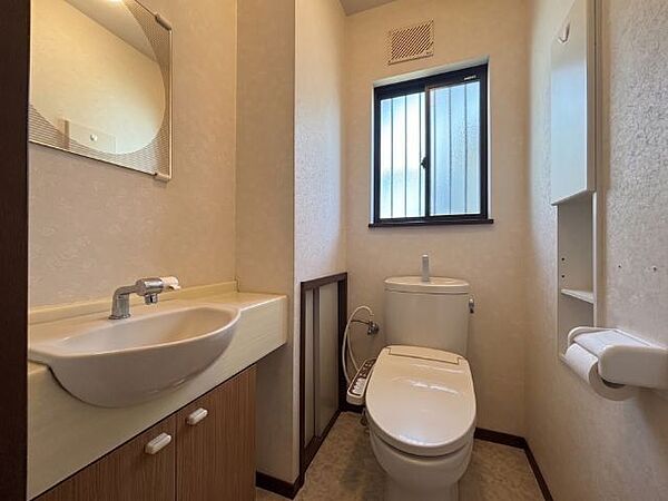 トイレ内に独立した手洗いスペースを設置。使用後すぐに手を洗えるほか、鏡や収納も備えた使い勝手の良い仕様です。※一部小物消し加工をしています。