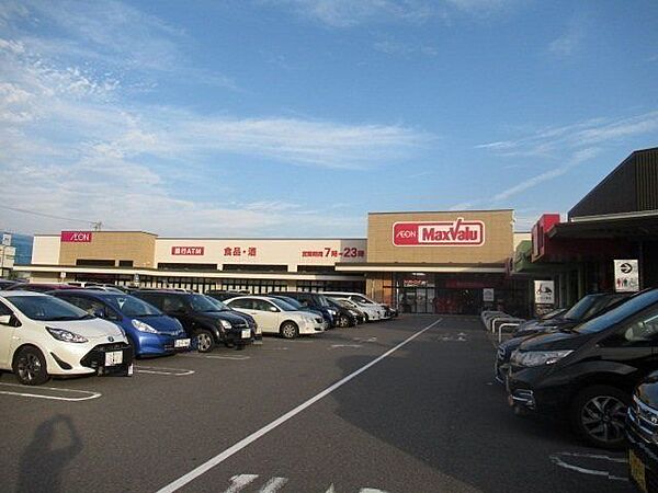 イオンタウン　桑名新西方　営業時間　7：00～23：00（店舗によって異なる）地域密着のテナントが入っています。高台に位置しているため、見晴らしデッキが設置してあり桑名市内を一望できます。 1900m