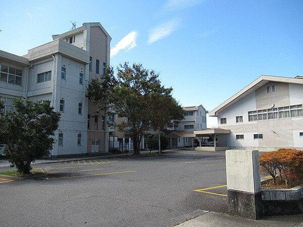 藤が丘小学校　【学校教育目標】ひびき合い、共によりよく生きる「自ら考え判断し、主体者意識をもって行動できる力を育む」中期目標を立て学校全体で生徒の成長を育みます。 340m
