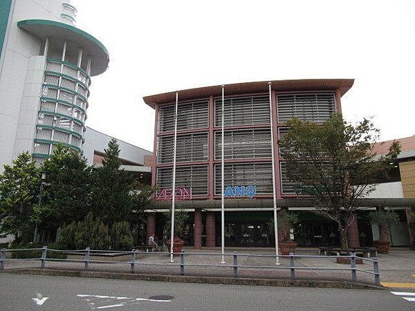 イオンモール桑名　専門店や映画館もある大型のショッピングモールです。車がなくても、桑名駅からコミュニティーバスも出ています。 1780m
