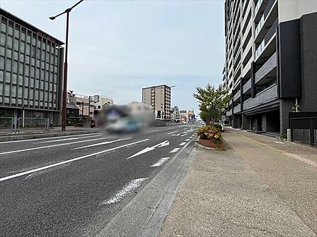 前面道路は国道1号線。主要道路へのアクセスが良く、お車での移動にも便利な立地です。