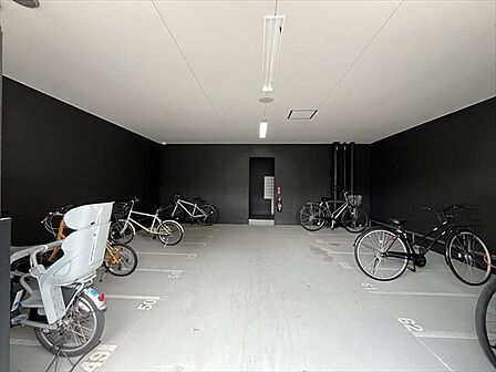 敷地内に駐輪場を完備。大切な自転車を置くスペースが確保され、日々の暮らしに便利です。