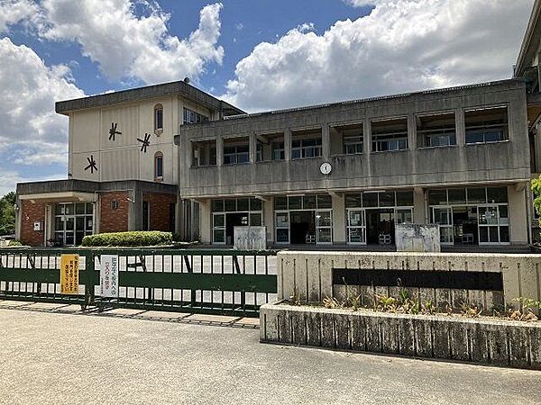 内部東小学校学校教育目標：自然と地域を愛し，人間性豊かにたくましく生きる子どもの育成 1240m