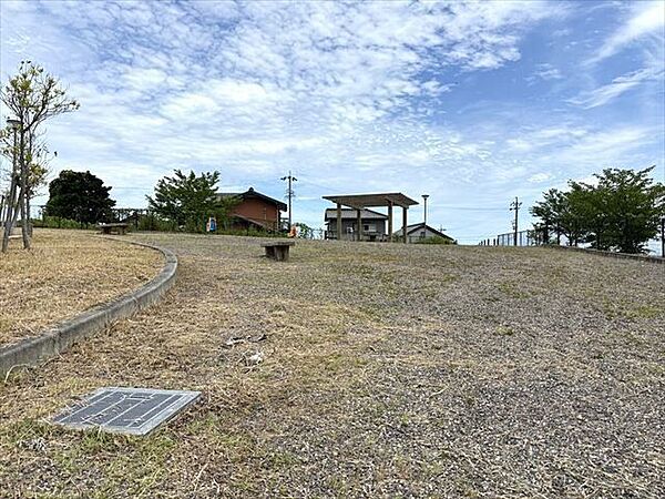 丘の上公園遊具はありませんが、公園が丘になっているのでお子さんとご一緒に楽しむことができます。屋根付きベンチもあるので、夏場でも涼しく快適にご利用できます。 810m