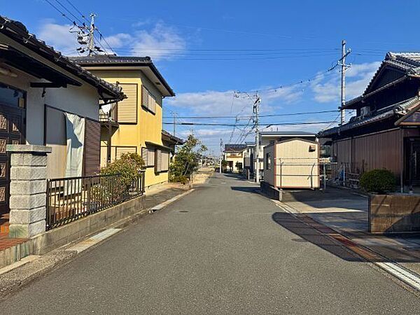 幅員約4mの前面道路です。普通車が1台通れる幅となります。大型車の通行が少ないので、振動や騒音が抑えられます。（2025年12月7日　撮影）