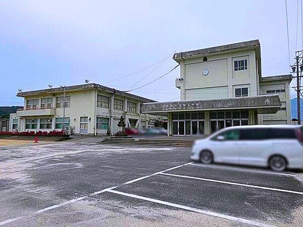 菰野町立菰野小学校明治6年創立自他ともに大切にできる子どもの育成を教育目標に掲げる 1610m