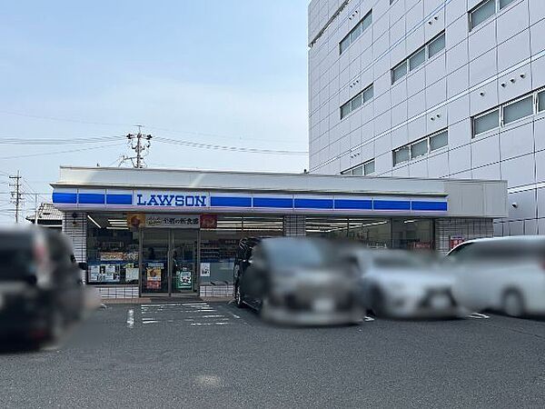ローソン 四日市堀木店24時間営業スローガンは「マチの健康ステーション」、健康や美容に配慮した商品が豊富。(電子マネー利用可　ＡＴＭあり　ネット通販あり）Ponta dポイントサービスあり。 290m