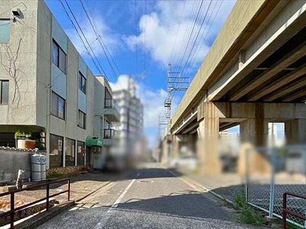 幅員約5mの前面道路です。お子様と手を繋いで歩いている横を車が通り抜けれる道幅となっています。安心してお子様と一緒にお出掛けする事が出来ます。