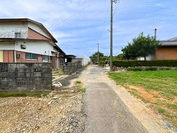幅員約2.5mの前面道路です。セットバックが必要となりますが、道路幅が広がるので車の出し入れもしやすくなりますね。
