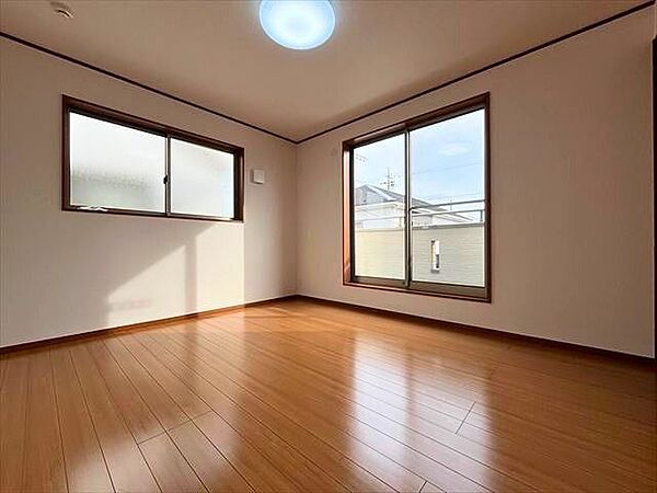 2階南側洋室をはじめすべてのお部屋は2面に窓があり光と風が良く通ります。バルコニーへ出られる大きな窓で開放感◎
