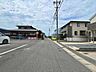その他：幅員約5.2mの前面道路です。2台の車がすれ違うことが出来る道幅です。車の出し入れもゆったりとする事が出来ます。
