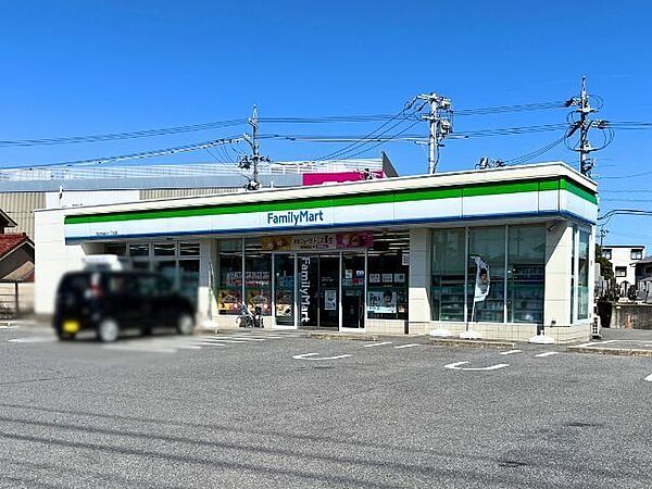 ファミリーマート 四日市追分一丁目店スローガンは「Fun＆Fresh」。驚きやワクワク感を与えるべく、商品改革に取り組んでいる。（電子マネー利用可　ＡＴＭあり　ネット通販あり）Vポイントサービスあ…