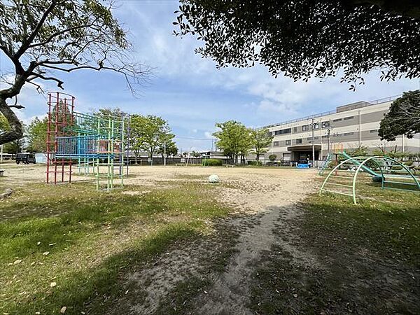 塩浜公園【塩浜駅近くに位置します。住宅街にある落ち着いた雰囲気の公園です。ブランコ、ジャングルジム、すべり台など様々な遊具があり、小さなお子様も楽しむことができます。】 640m