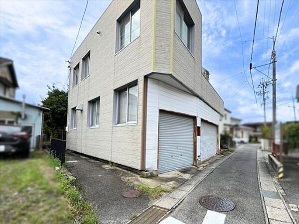 南側幅員約1.2ｍ、東側幅員約2.6ｍの前面道路の角地になります。どちらの道もセットバックが必要となります。大型車が入ってこれないので、騒音などの心配はありません。