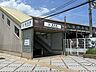 周辺：塩浜駅【近畿日本鉄道・日本貨物鉄道の駅ホーム：2面4線駅番号：E24タクシー乗り場やATM、コインロッカーなどのサービスがある便利な駅です。】 370m