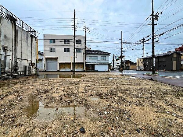 【西側から撮影】敷地面積は約70.53坪。現在は更地のため、土地の広さや建物・駐車スペースの配置などもイメージしていただきやすいです。