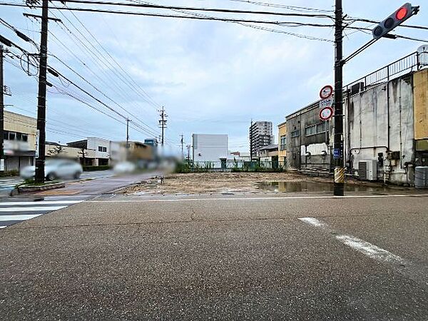 【東側から撮影】南東側は幅員約7.5mの公道に約15.7m接道。角地ならではの開放感があり、建築プランの幅も広がります♪