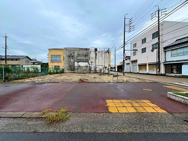 【南側から撮影】南西側は幅員約21.8mの公道に接道。道路幅が広く開放感があり、敷地への車の出入りもしやすい◎