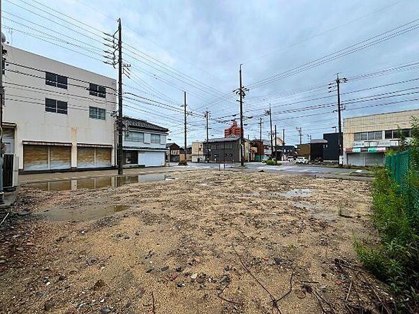 【北側から撮影】南東・南西の2方向が道路に面しているため、採光や風通しを考えた住まいづくりもしやすい土地。住宅用地としてぜひ現地でご確認ください！
