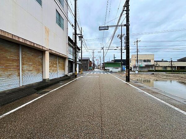 幅員約7.5mの前面道路です。車同士のすれ違いにもゆとりを感じられる道幅で、お車での出入りもしやすい道路です。毎日の通勤やお出掛けの際にも嬉しいポイントですね。
