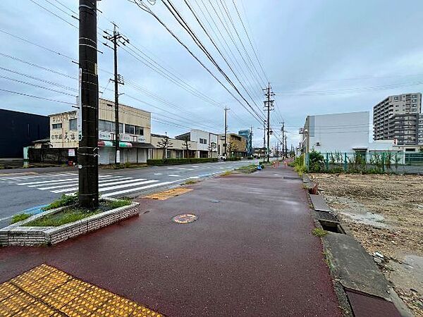 幅員約21.8mの前面道路です。歩道が整備されており、車道と歩行スペースが分かれているのも嬉しいポイント。お子様とのお出掛けや毎日の通学時にも安心感があります。