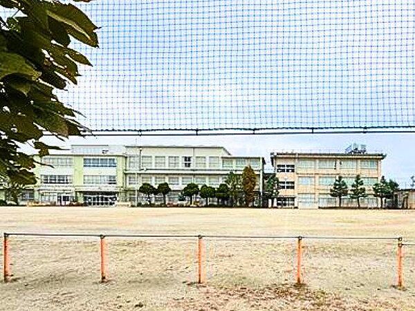 四日市市立橋北小学校東橋北小学校と西橋北小学校の二校が統合し創設。2013年4月1日　開校自分や生活をよりよくするため自ら考え行動する子の育成を教育目標に掲げる 280m
