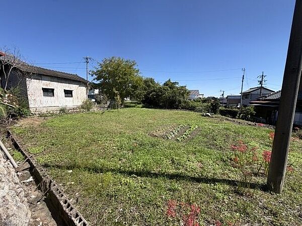 西側から見た現地の様子です。約89坪のまとまった広さが魅力の土地。建築条件がないため、お好みのハウスメーカー・工務店で住まいづくりを進められます。