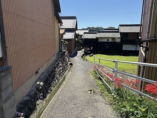 【前面道路】幅員約1.0mの道路です。道幅が狭いため、お車での進入は難しい立地です。現地ご見学の際は、周辺道路の状況もあわせてご確認ください。
