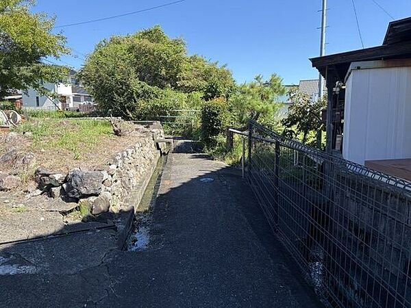 【法定外道路】敷地東側には法定外道路があります。幅員が狭いため、現地では道路の位置や敷地との高低差などもあわせてご確認ください。