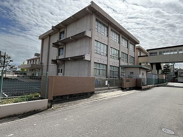 四日市市立八郷小学校三岐鉄道　平津駅より徒歩約8分。学校誕生が明治12年と歴史ある学校です 150m