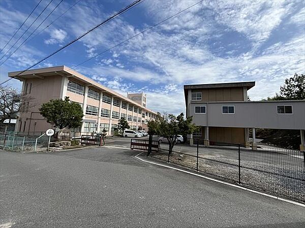 四日市市立朝明中学校平津山の小高い丘に位置近くに史跡も多く歴史的にも要衝として栄えた地にあります。 1170m