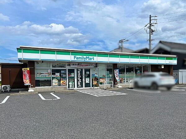 ファミリーマート 四日市山分店スローガンは「Fun＆Fresh」。驚きやワクワク感を与えるべく、商品改革に取り組んでいる。（電子マネー利用可　ＡＴＭあり　ネット通販あり）Vポイントサービスあり…